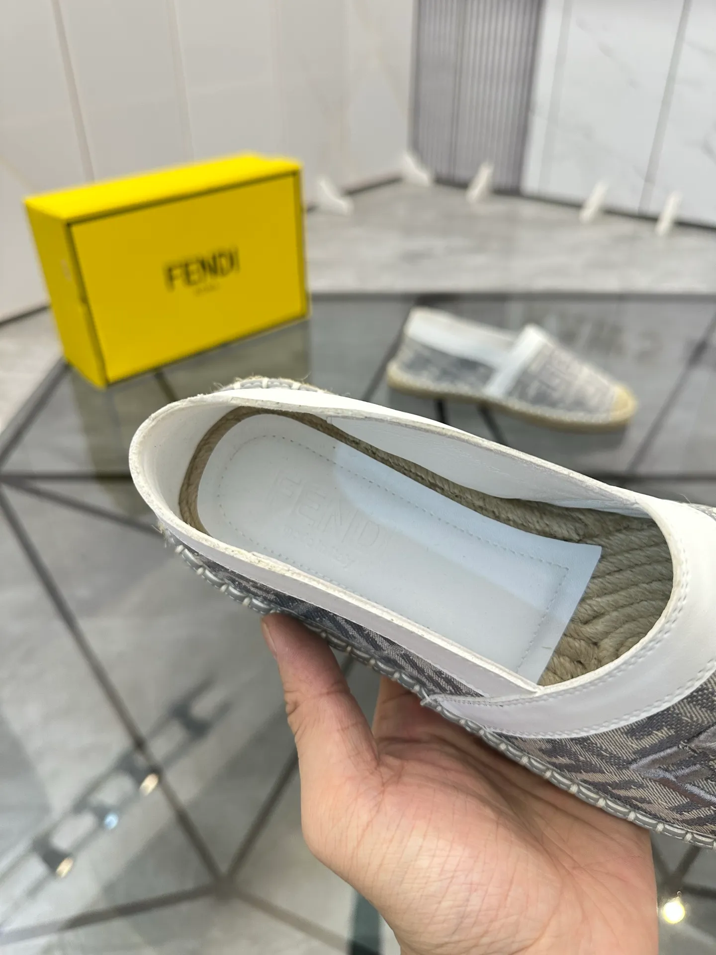 Selling men's shoes 💰: 💰P420¥ Product trademark: Fendi* "Fendi*" low-top fisherman's shoes Regular size: 38-44 (can be customized to 37.45) Product materials: upper imported cowhide stitched with original fabric, sheepskin lining, original outsole. Number: 1023